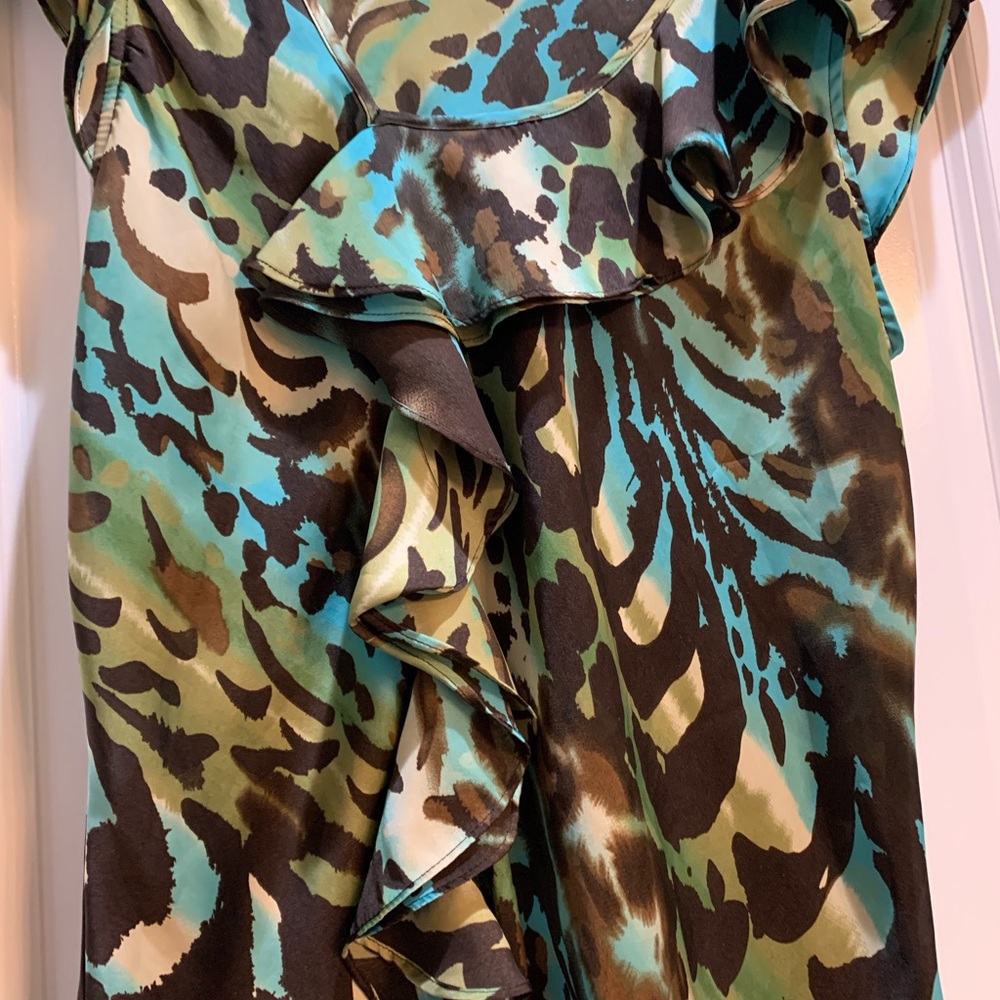 Larry Levine Animal Print Ruffled top  med armpit to armpit 23” length 27” - Picture 4 of 5